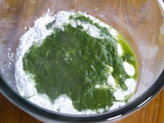 3、清明糍粑,糯米粉中倒入适量的白糖，食用油，蜂蜜和适量的清明草汁一起揉面，清明草汁要一点一点放，以免清草汁放太多面团不成形。