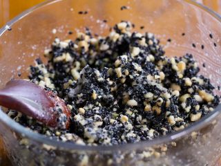 5、清明糍粑,将花生捣碎，倒入芝麻和白糖，再稍微放些清水混合，这样在蒸的过程中白砂糖才能溶解，作芝麻馅