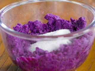 6、清明糍粑,紫薯隔水蒸熟，捣烂，放入适量的白砂糖，作紫薯馅