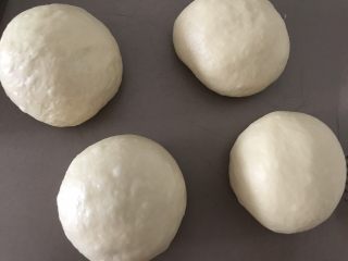 1、欧蕾面包,将面团均分四份，滚圆松弛15分钟。