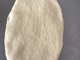 2、欧蕾面包,将面团擀成长椭圆形。