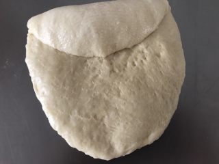 3、欧蕾面包,一边折过来，按紧。