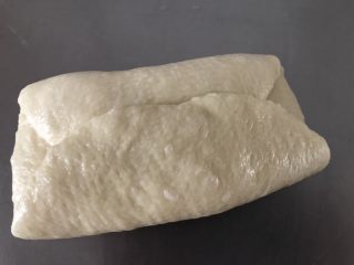 4、欧蕾面包,另一边折过去，折透点，也按紧。