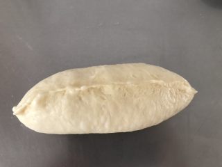 5、欧蕾面包,对折后，捏紧收口。