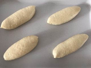 6、欧蕾面包,收口往下排入烤盘。