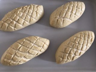 7、欧蕾面包,表面涂蛋液，割出花纹。