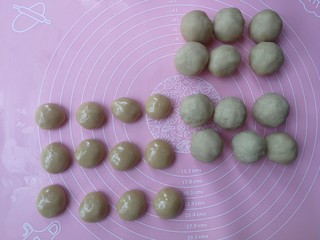 7、广式莲蓉蛋黄月饼,依次做好12个馅料，每个35g，饼皮松弛好之后也分成12份，每份15g