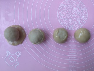 8、广式莲蓉蛋黄月饼,采取虎口慢慢收圆的包法把馅料包进饼皮里，最后捏紧收口，如图所示