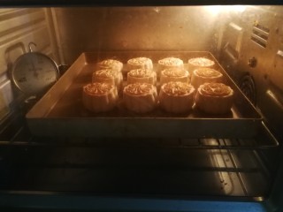 12、广式莲蓉蛋黄月饼,烤箱175度预热5分钟后，将烤盘放入烘烤，175度上下火中层烤8分钟