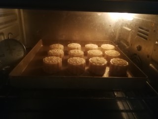 14、广式莲蓉蛋黄月饼,刷完蛋黄液后继续进炉烘烤12分钟