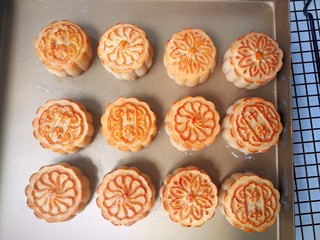 15、广式莲蓉蛋黄月饼,出炉！刚出炉的月饼饼皮很软，一定要晾凉后再移动哦！