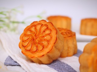 17、广式莲蓉蛋黄月饼,成品图