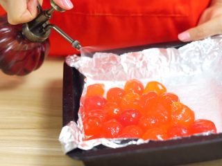 1、中秋未到，月饼先来—蛋黄莲蓉月饼,咸蛋黄上面撒上白酒