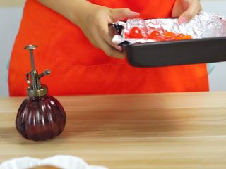 2、中秋未到，月饼先来—蛋黄莲蓉月饼,摇匀