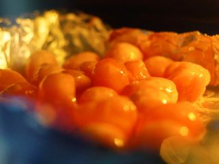 3、中秋未到，月饼先来—蛋黄莲蓉月饼,放入烤箱150度，烤10分钟