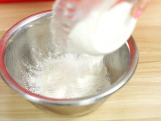 4、中秋未到，月饼先来—蛋黄莲蓉月饼,取100g中粉（或者低粉都可以）倒入和面盆