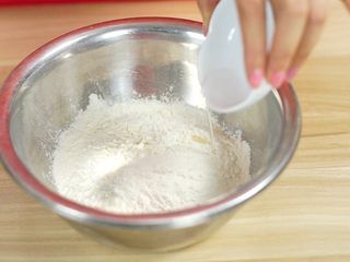 5、中秋未到，月饼先来—蛋黄莲蓉月饼,加入2g枧水