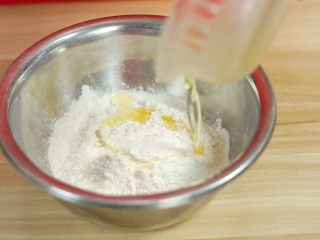 6、中秋未到，月饼先来—蛋黄莲蓉月饼,倒入食用油25g