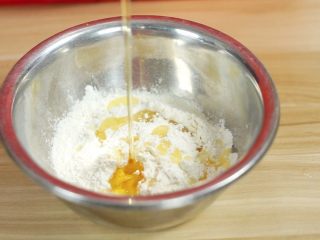 7、中秋未到，月饼先来—蛋黄莲蓉月饼,加入糖浆