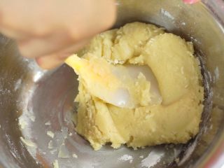 8、中秋未到，月饼先来—蛋黄莲蓉月饼,翻拌均匀（不用加水哟）