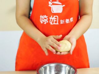 9、中秋未到，月饼先来—蛋黄莲蓉月饼,揉成面团