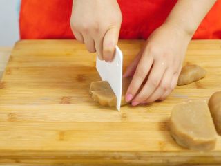 11、中秋未到，月饼先来—蛋黄莲蓉月饼,莲蓉分成18g左右一个的小份