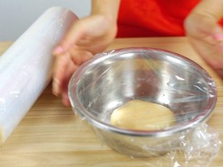 10、中秋未到，月饼先来—蛋黄莲蓉月饼,盖上保鲜膜醒2小时