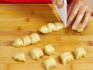 14、中秋未到，月饼先来—蛋黄莲蓉月饼,醒好的面团均分为14等分