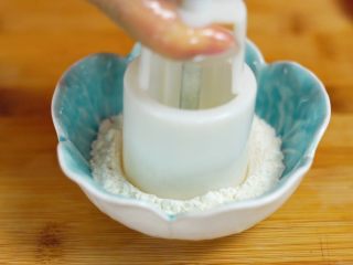 15、中秋未到，月饼先来—蛋黄莲蓉月饼,磨具上粘上一点干面粉，以防粘模