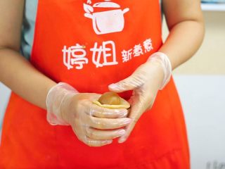 17、中秋未到，月饼先来—蛋黄莲蓉月饼,放入包好蛋黄的蛋黄莲蓉馅