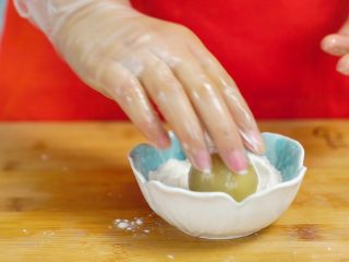 20、中秋未到，月饼先来—蛋黄莲蓉月饼,放入干面粉粘一下面粉