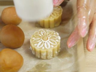 21、中秋未到，月饼先来—蛋黄莲蓉月饼,用模具压出形状