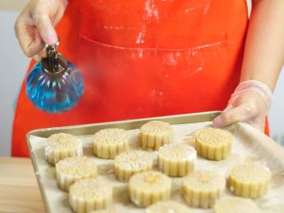 22、中秋未到，月饼先来—蛋黄莲蓉月饼,逐个做好后，表面喷水，放入预热好的烤箱180度烤5分钟