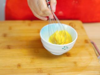 23、中秋未到，月饼先来—蛋黄莲蓉月饼,打一个鸡蛋