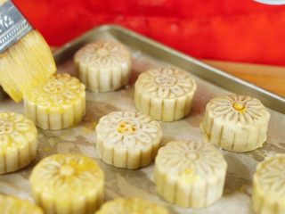24、中秋未到，月饼先来—蛋黄莲蓉月饼,预烤5分钟后的月饼取出，刷上蛋液