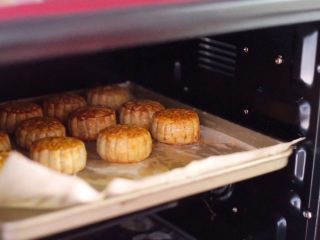 25、中秋未到，月饼先来—蛋黄莲蓉月饼,再次送入烤箱烤15分钟