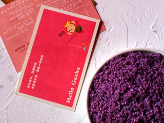 3、六色饭,紫蓝草剁碎加水煮至沸腾在煮10分钟，若紫蓝草较老需多煮10分钟，待水变凉后滤汁泡2斤圆糯米10小时。