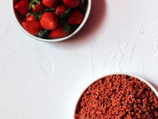 4、六色饭,红蓝草剁碎加水煮至沸腾在煮10分钟，待水变凉后滤汁泡2斤圆糯米10小时。