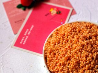 5、六色饭,苏木：先用水浸泡三小时，然后在煮，待水变凉滤汁泡2斤圆糯米4小时。