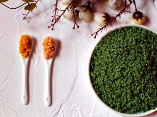 8、六色饭,绿花：直接加水煮至沸腾即可，待水变凉滤汁泡两斤圆糯米10小时。
