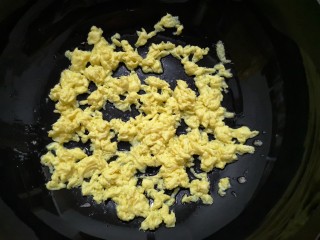 6、韭菜盒子,热锅凉油,油热将鸡蛋液倒入,炒熟用锅铲将鸡蛋划散捣碎晾凉备用。