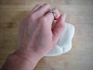 10、韭菜盒子,将醒好的面取出,再次揉光。