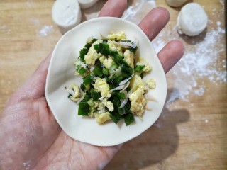 14、韭菜盒子,在面皮上填上适量的馅料。