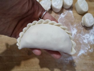 16、韭菜盒子,捏好的生坯先放一边备用。