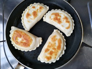 19、韭菜盒子,待两面都煎到金黄时出锅。