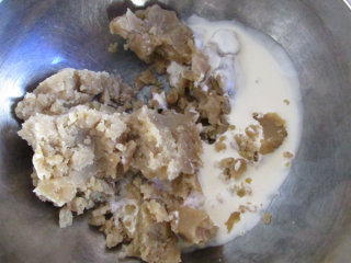 2、莲蓉红豆派,之前做好的莲蓉馅，冰箱取出加入淡奶油搅拌均匀