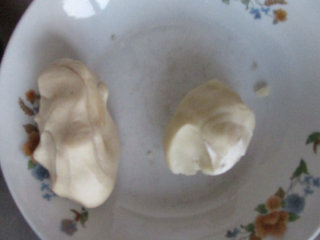 4、莲蓉红豆派,油酥和水油皮和好后盖上保鲜膜饧一小时左右。具体配方：油酥配方：1.芥子橄榄油15克，低筋粉30克，合成面团即可。2.水油皮：芥子橄榄油15克，水23克，面粉43克，合成面团即可。