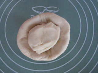 5、莲蓉红豆派,用水油皮包裹油酥，要包严实