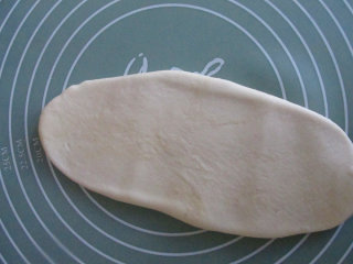 6、莲蓉红豆派,擀成长条状