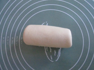 7、莲蓉红豆派,卷起来。饧15分钟左右再重复这两个步骤，再擀开卷起来饧一会儿。